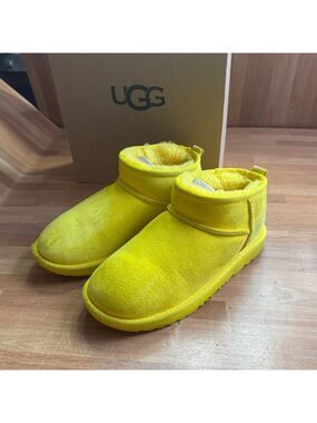 Ugg ultra mini canary yellow boot size 4